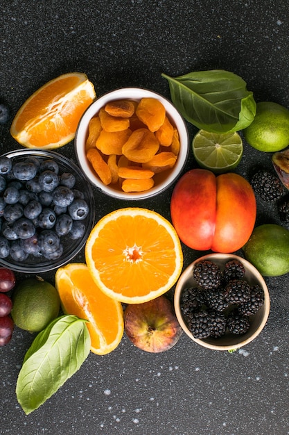 Foto sortiment frischer exotischer früchte und beeren auf einem betonierten tisch