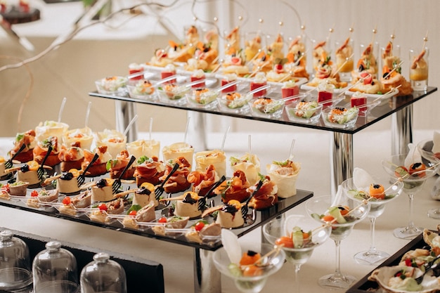 Foto sortiment köstlicher snacks auf dem offenen buffetfesttisch im restaurant-catering-teller