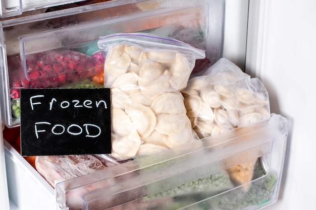 Sortiment Tiefkühlgemüse und Knödel im Kühlschrank Fertiggerichte Tiefkühlkost
