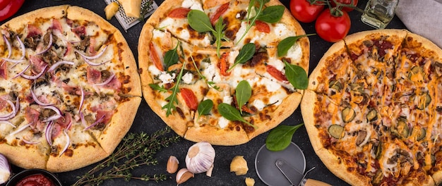 Sortiment verschiedener italienischer Pizzen