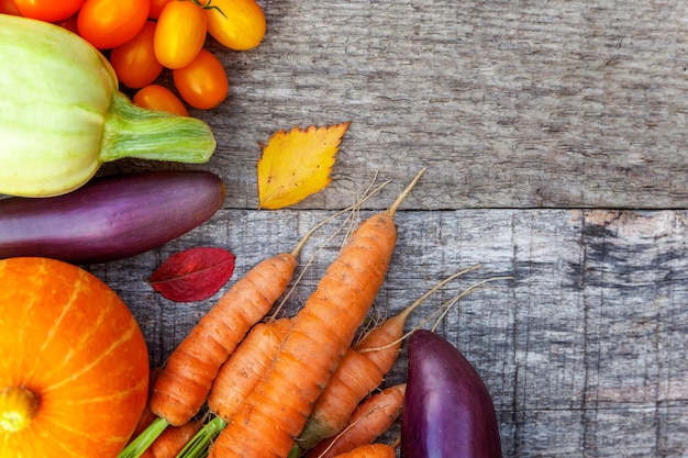 Sortiment verschiedenes frisches bio-gemüse auf holzhintergrund im landhausstil gesunde ernährung veganes vegetarisches ernährungskonzept lokaler garten produziert saubere lebensmittel rahmen draufsicht flach liegend kopierraum