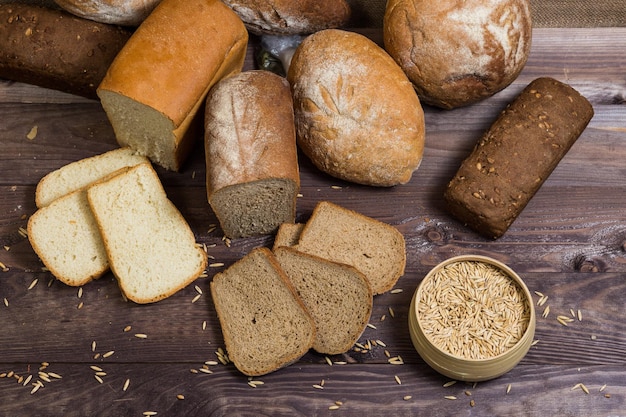 Foto sortiment von brotohren und weizenkörnern auf holztisch rustikaler stil