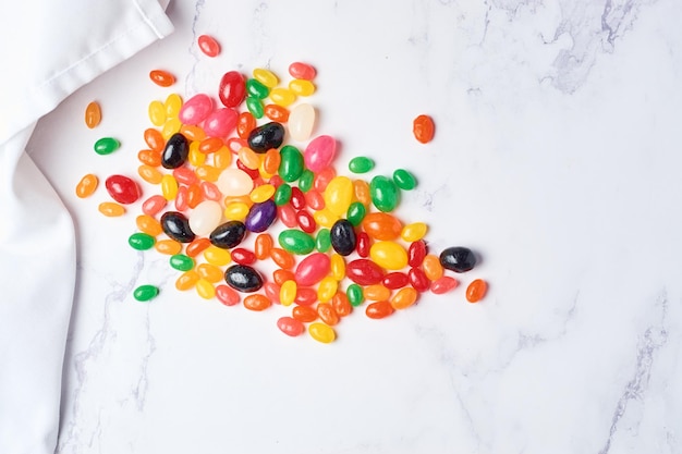 Sortiment von bunten Jelly Beans in einer Schüssel
