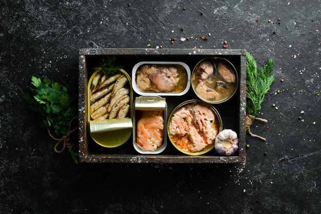 Sortiment von Fischkonserven in Blechdosen In einer Holzkiste Draufsicht