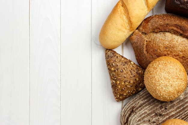 Sortiment von gebackenem Brot auf Holz-Tisch mit Kopierplatz