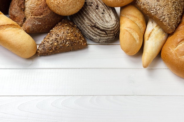 Sortiment von gebackenem Brot auf Holz-Tisch mit Kopierplatz