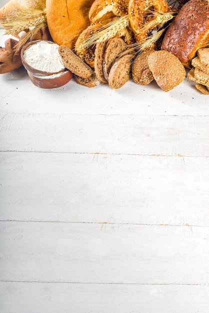 Sortiment von gebackenem Brot und Gebäck