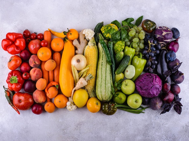 Sortiment von Gemüse und Obst in Regenbogenfarben