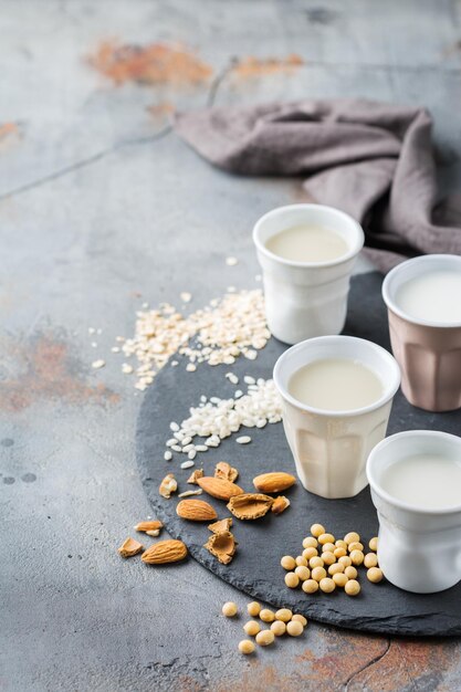 Sortiment von organischer milchfreier veganer Milch