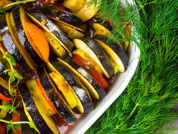 Sortiment von rohem Gemüse Tomatensauce Olivenöl Flasche