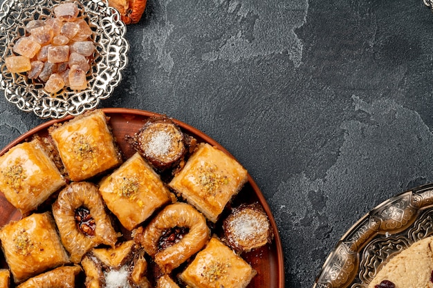 Sortiment von türkischem Baklava auf schwarz strukturierter Oberfläche