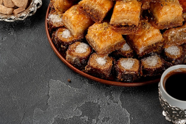 Sortiment von türkischem Baklava auf schwarz strukturierter Oberfläche