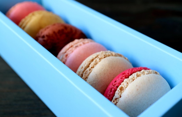 Sortiment von wunderschönem farbigem Macaron-Gebäck in einer hellblauen Schachtel