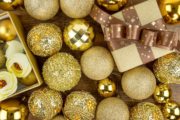 Sortimente aus goldenen Christbaumkugeln und Geschenkboxen