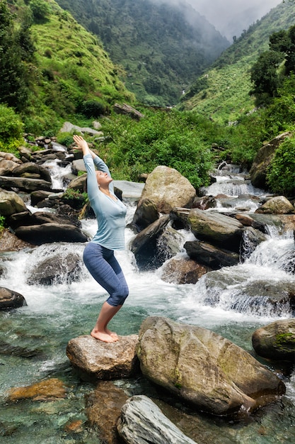 Sorty fit mujer haciendo yoga asana Utkatasana