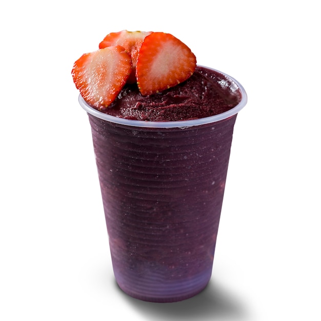 Sorvete brasileiro de açaí congelado em copo plástico com morango. isolado no fundo branco. vista frontal do menu de verão