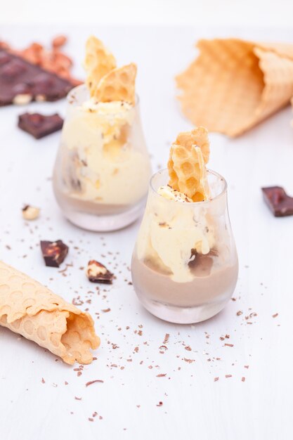 Sorvete caseiro com banana, chocolate, nozes com cones