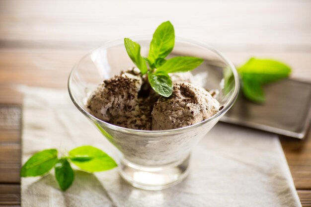 sorvete caseiro com pedaços de chocolate amargo ralado em uma tigela sobre uma mesa de madeira