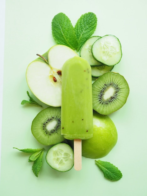 Sorvete caseiro com pepino de maçã verde e kiwi