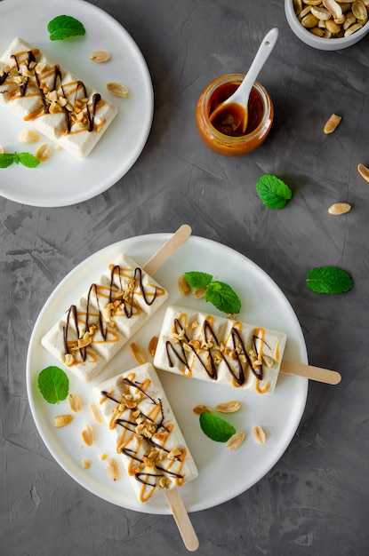 Sorvete caseiro com torrone e caramelo e amendoins no palito