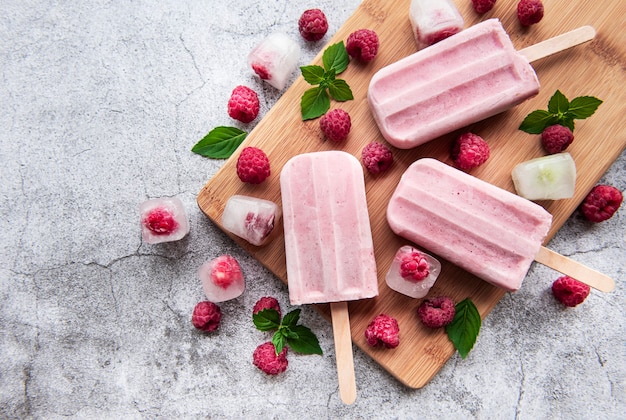 Sorvete caseiro de framboesa e framboesas frescas. Comida de verão.