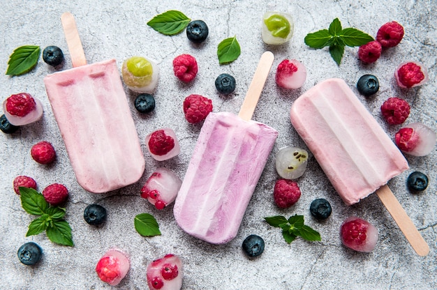 Sorvete caseiro de framboesa e mirtilo e framboesas frescas. Comida de verão.