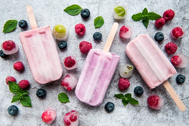 Foto sorvete caseiro de framboesa e mirtilo e framboesas frescas. comida de verão.