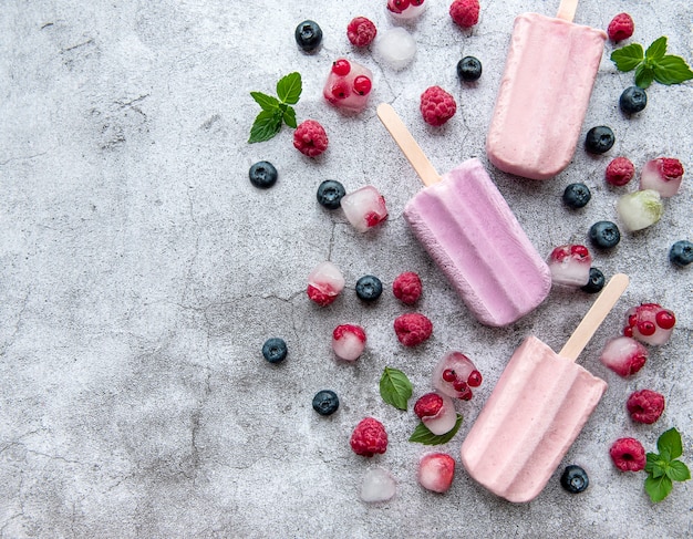 Sorvete caseiro de framboesa e mirtilo e framboesas frescas. Comida de verão.
