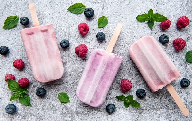 Sorvete caseiro de framboesa e mirtilo e framboesas frescas. Comida de verão.