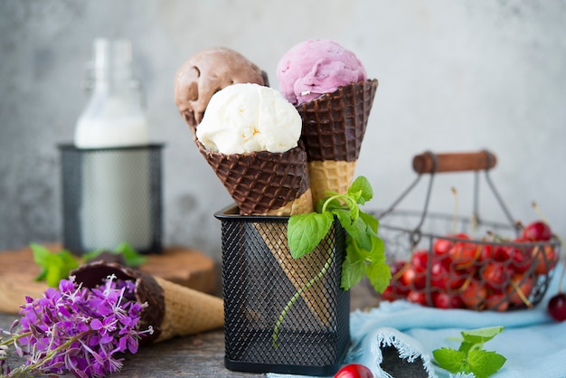 Sorvete caseiro de várias variedades em cones de waffle