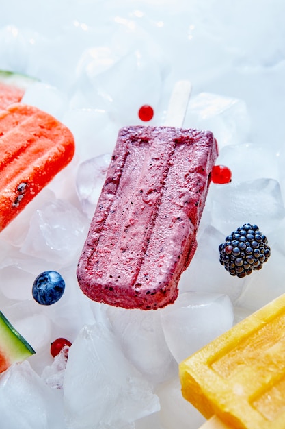 Foto sorvete caseiro no palito com um pedaço de fruta