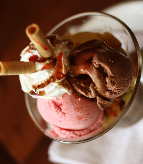 Foto sorvete com bolachas em um copo