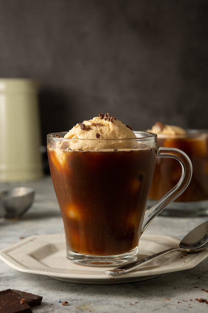 Sorvete com café em copo de vidro. bebida de café affogato.