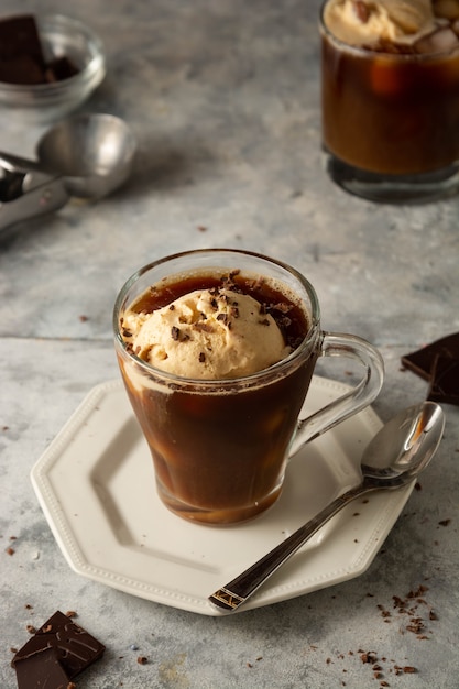 Sorvete com café em copo de vidro. bebida de café affogato.