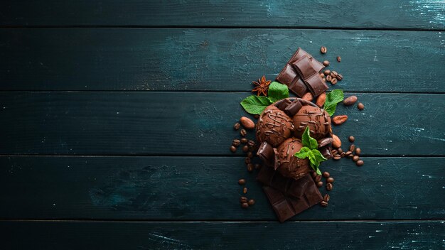 Sorvete com chocolate fazendo sorvete no fundo de madeira vista superior espaço livre para o seu texto