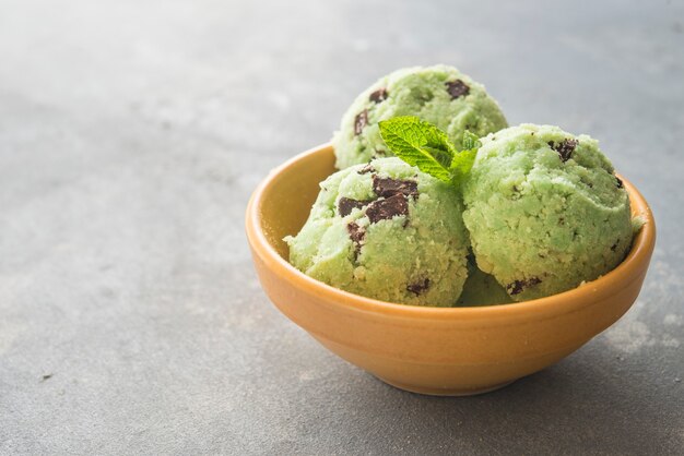 Sorvete com menta e gotas de chocolate