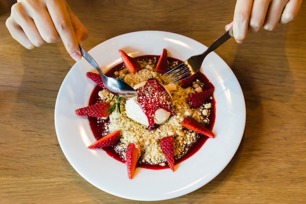 Foto sorvete com morango e biscoito crumble