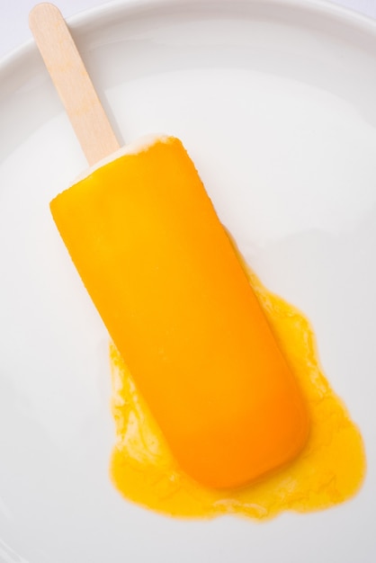 Sorvete com sabor de manga ou barra de gelo ou kulfi, feito do doce e saboroso alphonso ou hapoos Aam