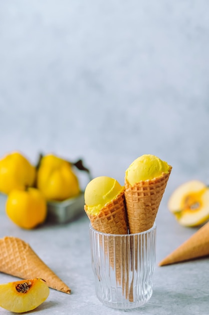 Sorvete cremoso de marmelo em um cone de waffle em um copo. Comida doce festiva.