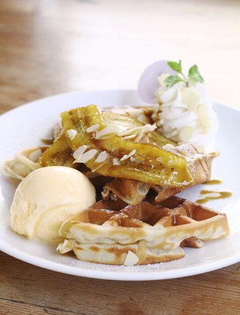 Sorvete de baunilha com waffle e banana