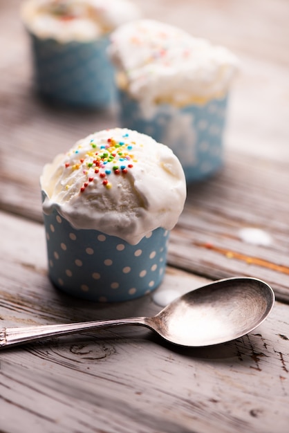 Sorvete de baunilha delicioso e macio em uma mesa