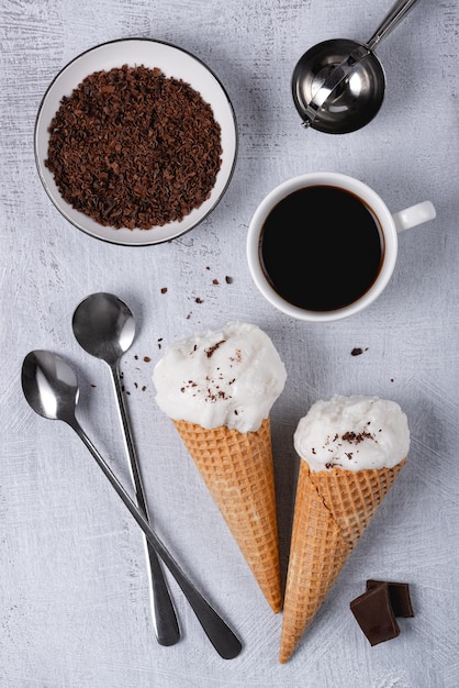 Sorvete de baunilha em um cone de waffle e uma xícara de café