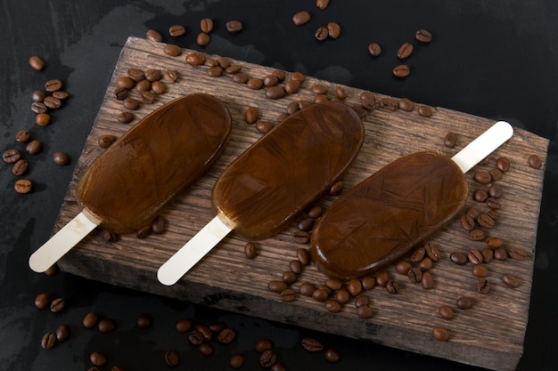 Sorvete de chocolate caseiro café sobre um fundo escuro, sobremesa fria de verão