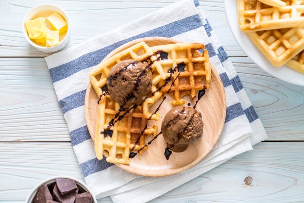 sorvete de chocolate com waffle