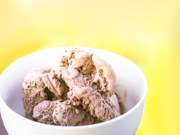 Sorvete de chocolate derretido em uma xícara de cerâmica branca