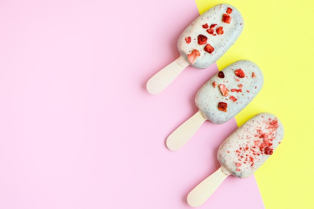 sorvete de chocolate em palitos com granulado vermelho