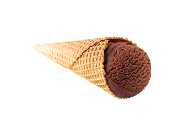 Sorvete de chocolate em um cone de waffle isolado em branco