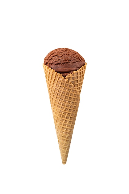 Sorvete de chocolate em um cone de waffle isolado em um fundo branco