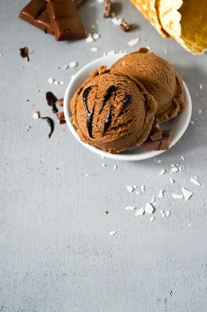 Foto sorvete de chocolate em um prato