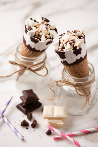 Sorvete de dois cornetto. Sorvete de baunilha em wafle no fundo branco